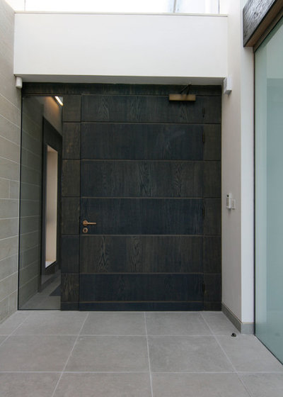 Contemporary Entrance by Somner Macdonald Architects