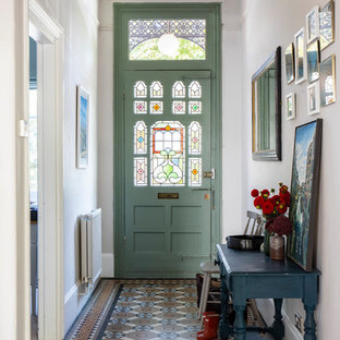Idee per una porta d'ingresso classica di medie dimensioni con pareti bianche, pavimento con piastrelle in ceramica, una porta singola, una porta verde e pavimento multicolore