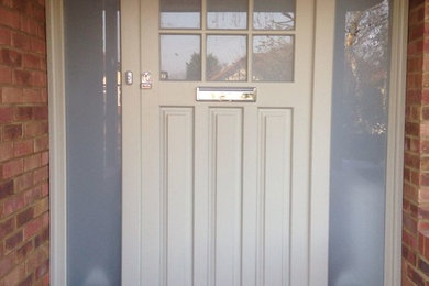 ハートフォードシャーにあるヴィクトリアン調のおしゃれな玄関の写真