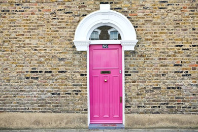 ロンドンにあるコンテンポラリースタイルのおしゃれな玄関の写真