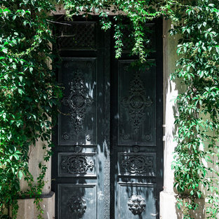 Réalisation d'une grand entrée tradition avec une porte double, un mur beige et une porte verte.