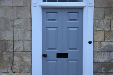 他の地域にある高級な広いトラディショナルスタイルのおしゃれな玄関ドア (青いドア) の写真