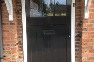 Modelo de entrada tradicional con puerta simple y puerta gris