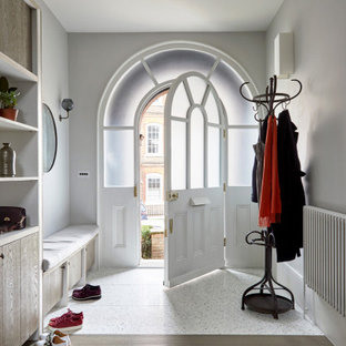 Immagine di un grande ingresso o corridoio nordico con pareti beige e pavimento alla veneziana