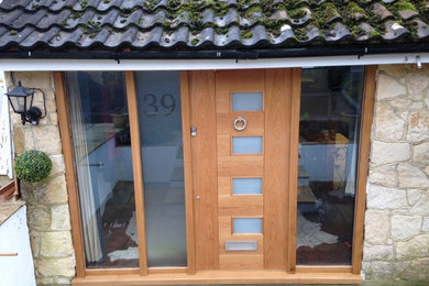 Moderne Haustür mit Einzeltür und hellbrauner Holzhaustür in Surrey