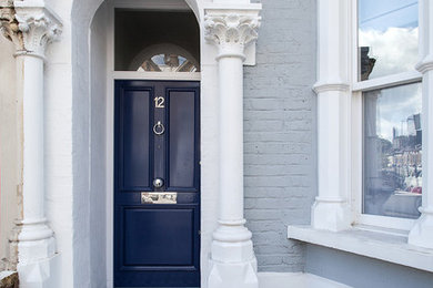 Ejemplo de puerta principal clásica renovada con paredes grises, suelo de baldosas de cerámica, puerta simple y puerta azul