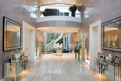 Geräumiges Modernes Foyer mit beiger Wandfarbe und grauem Boden in London