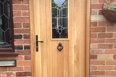 Diseño de puerta principal tradicional con puerta simple y puerta de madera en tonos medios
