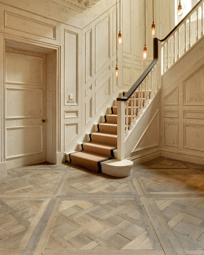 Классический Прихожая by The New & Reclaimed Flooring Company