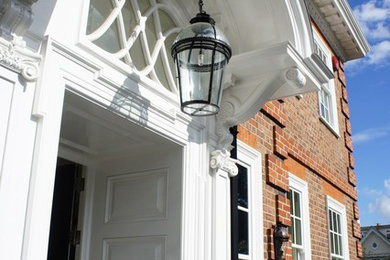 ロンドンにあるラグジュアリーなトラディショナルスタイルのおしゃれな玄関 (塗装フローリング) の写真