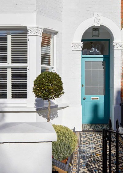 Transitional Entrance by Hampstead Design Hub