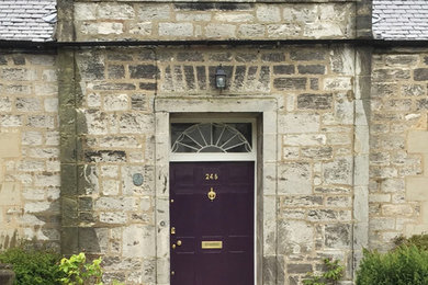 Foto på en mellanstor vintage ingång och ytterdörr, med en enkeldörr och en lila dörr