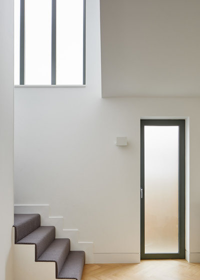 Contemporary Entrance by R2 Studio Architects