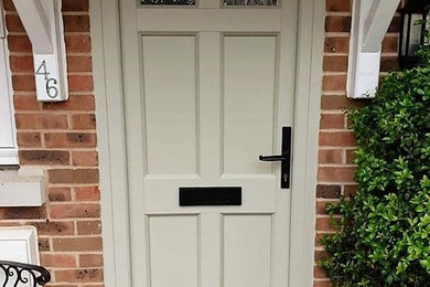 サセックスにある高級なコンテンポラリースタイルのおしゃれな玄関ドア (グレーのドア) の写真