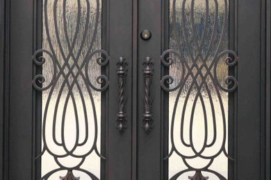 Modelo de puerta principal tradicional de tamaño medio con puerta doble