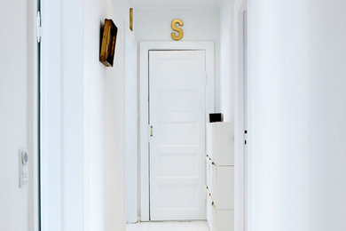 Idéer för en mellanstor nordisk ingång och ytterdörr, med vita väggar, ljust trägolv, en enkeldörr och en vit dörr