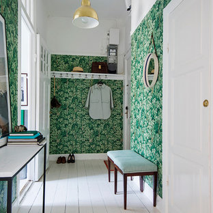 Immagine di un ingresso con anticamera classico di medie dimensioni con pareti multicolore, pavimento in legno verniciato, una porta singola e una porta bianca