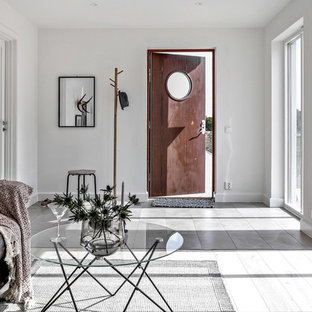 Exempel på en mellanstor nordisk hall, med vita väggar, klinkergolv i keramik, en enkeldörr, en brun dörr och grått golv