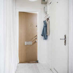 Foto de hall escandinavo, pequeño, con paredes blancas, puerta simple, puerta de madera clara y suelo blanco