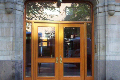 Foto de entrada tradicional de tamaño medio con puerta de madera en tonos medios