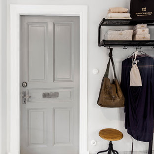 Foto di un corridoio scandinavo di medie dimensioni con pareti bianche, pavimento in legno verniciato, una porta singola e pavimento bianco
