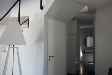Idées déco pour un grand hall d'entrée moderne avec un mur blanc, un sol en carrelage de céramique, une porte double et une porte grise.