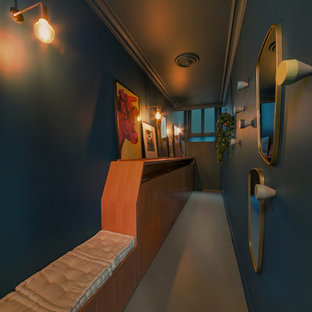 Ejemplo de hall contemporáneo, grande, con paredes azules, suelo de linóleo y suelo gris