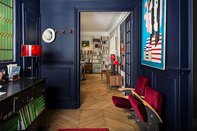 パリにある中くらいなミッドセンチュリースタイルのおしゃれな玄関ロビー (青い壁、淡色無垢フローリング、青いドア) の写真