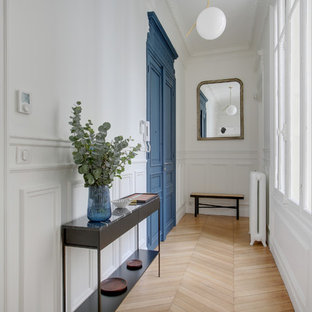 Idées déco pour un hall d'entrée classique de taille moyenne avec un mur blanc, un sol en bois clair, une porte double et une porte bleue.