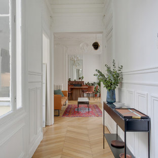 Idées déco pour un hall d'entrée classique de taille moyenne avec un mur blanc, un sol en bois clair, une porte double, une porte bleue et un sol beige.