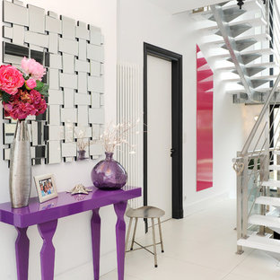 Exemple d'un hall d'entrée tendance de taille moyenne avec un mur blanc.