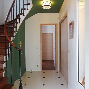 Cette photo montre un hall d'entrée chic de taille moyenne avec un mur vert.