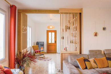 Aménagement d'un hall d'entrée méditerranéen de taille moyenne avec un mur blanc, un sol en carrelage de céramique, une porte en bois clair et un sol beige.