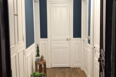 Example of a transitional entryway design in Paris