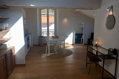 Idée de décoration pour une entrée minimaliste avec parquet clair.