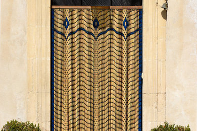マルセイユにあるエクレクティックスタイルのおしゃれな玄関の写真