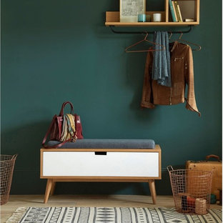 Réalisation d'une entrée vintage avec un vestiaire, un mur vert et un sol en bois clair.
