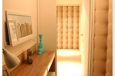 Imagen de distribuidor grande con paredes blancas, suelo de linóleo, puerta simple, puerta de madera oscura y suelo beige