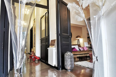 Exemple d'une grande porte d'entrée chic avec un mur blanc, sol en béton ciré, une porte double, une porte noire et un sol gris.
