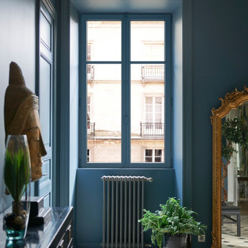 Fenêtre décorative et colorée dans une entrée d'appartement