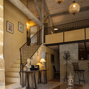 Aménagement d'un grand hall d'entrée campagne avec un mur beige.