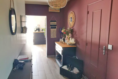 Exemple d'un hall d'entrée chic de taille moyenne avec un mur violet, un sol en carrelage de céramique, une porte simple, une porte grise et un sol marron.