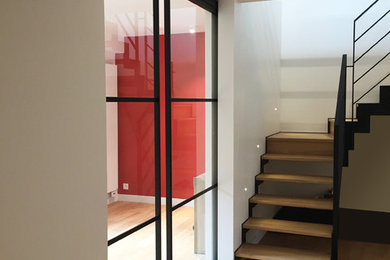 Imagen de hall actual extra grande con paredes blancas, suelo de madera clara, puerta simple, puerta blanca y suelo beige