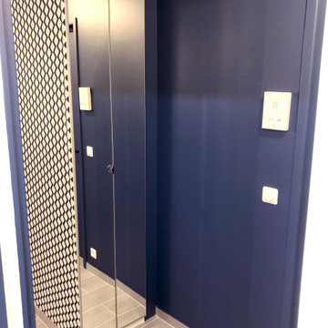 Le dressing d'entrée et ses portes miroirs