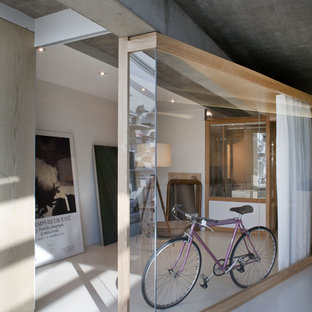 Aménagement d'un hall d'entrée contemporain de taille moyenne avec un mur blanc.
