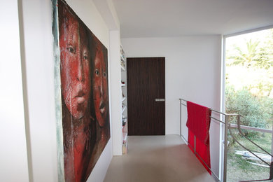 Inspiration for a contemporary entrance in Nice.