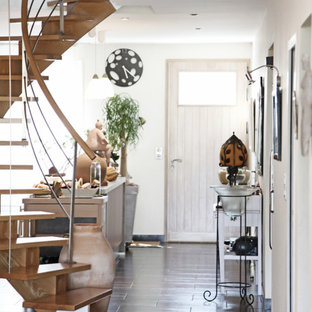 Cette photo montre un hall d'entrée tendance de taille moyenne avec un mur blanc, un sol en carrelage de céramique, une porte simple et une porte blanche.
