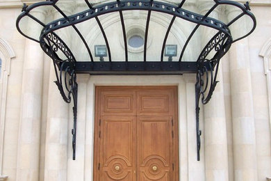 Inspiration pour une grande porte d'entrée traditionnelle avec une porte double et une porte en bois brun.