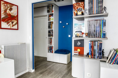 Aménagement d'un hall d'entrée contemporain de taille moyenne avec un mur bleu, un sol en vinyl et une porte pivot.
