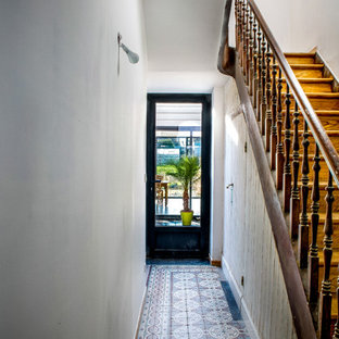 Idées déco pour une entrée classique de taille moyenne avec un mur blanc.